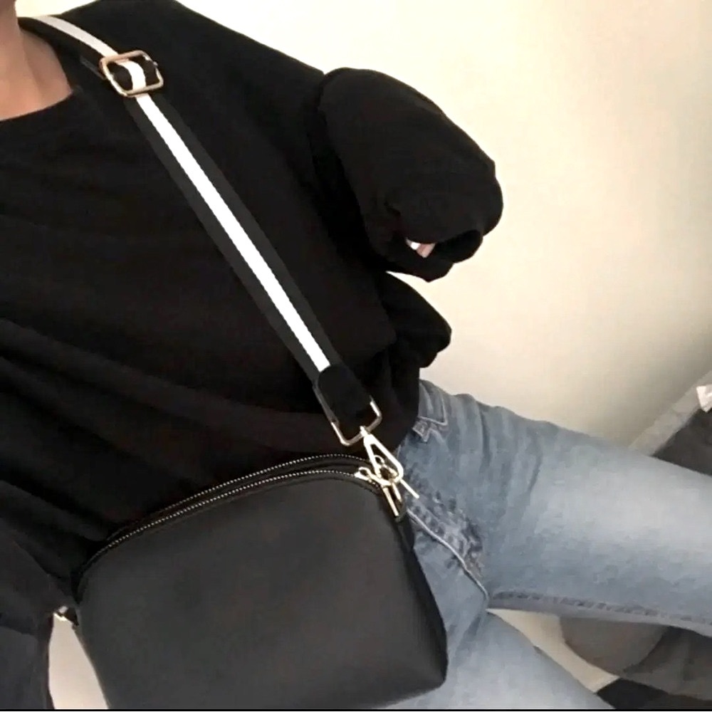 Sleek Black Crossbody Bag with Adjustable Strap